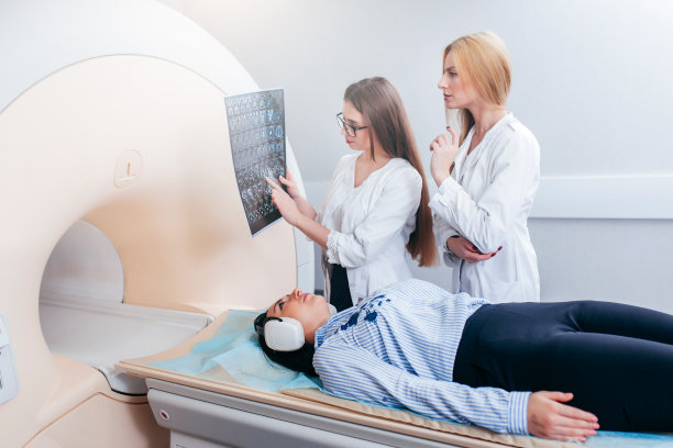 两名女模特医生检查病人，并在他们的手的照片后，CT扫描测试图片下载