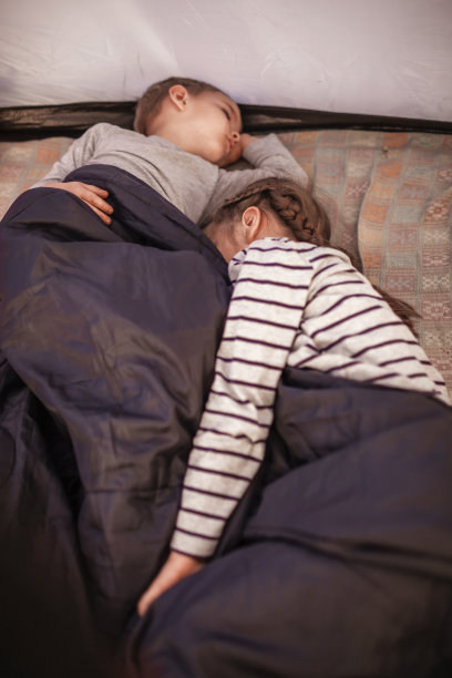 孩子们在当地家庭度假期间睡在露营帐篷里。在野外过夜图片下载