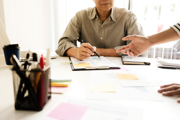 办公室气氛在会议室里，工作人员指着文件图表站着图片下载