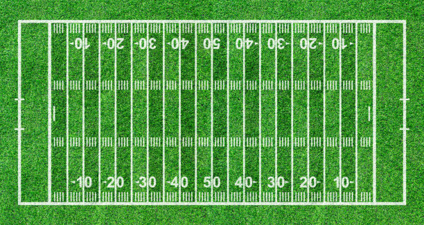 美式足球场，绿草如茵。俯视图图片下载