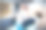 两名女模特医生检查病人，并在他们的手的照片后，CT扫描测试图片下载