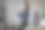 迷人的年轻女子的侧面照片坐在桌子上谈论智能手机客户端室内工作在办公室工作站图片下载