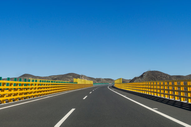 中国新疆维吾尔自治区塔城戈壁沙漠公路图片下载