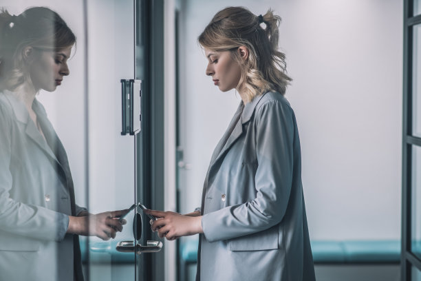 有兴趣的女人用智能手机打开密码锁图片下载