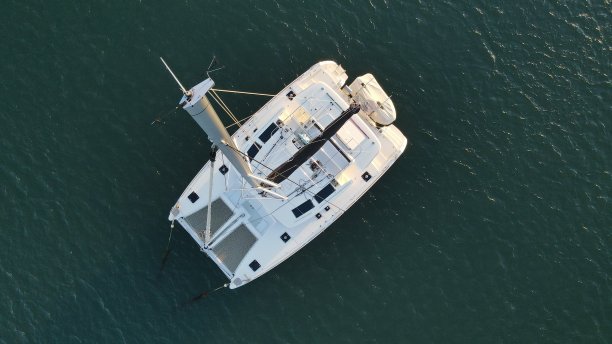 鸟瞰图抛锚帆船双体船与美丽的视角从桅杆的顶部。图片下载