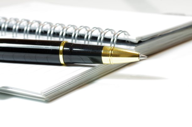 黑色和金色圆珠笔记事本图片下载