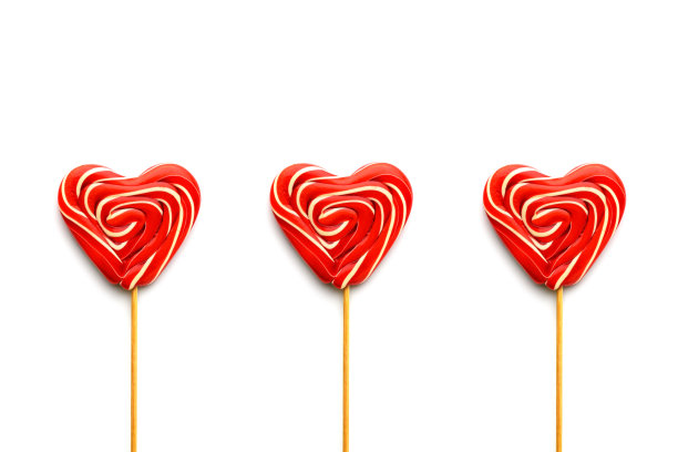三颗心形棒棒糖在白色孤立的背景上图片下载