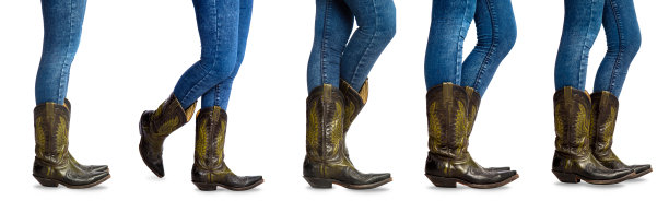 一双纤细的小女孩腿，穿着蓝色牛仔裤和经典的美国皮革牛仔靴，在白色背景上摆出几个独立的姿势图片下载