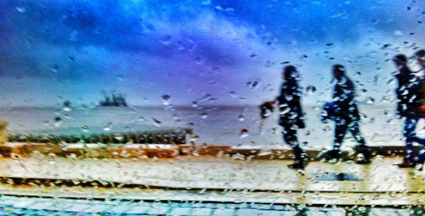 雨中的人图片下载