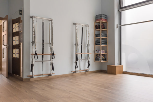 普拉提工作室的一角，有两台机器和一个架子图片下载