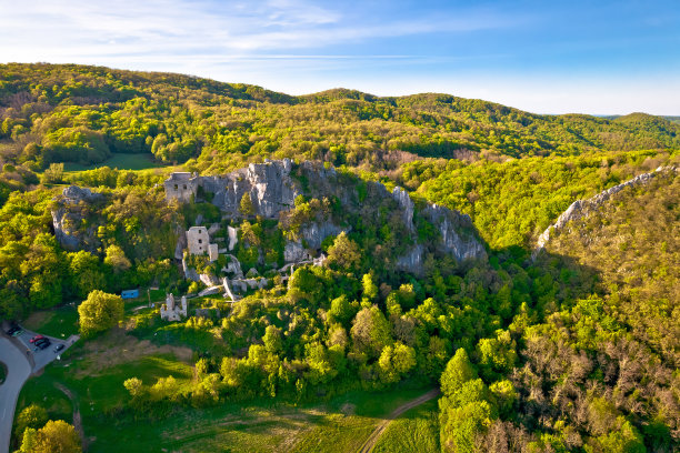 卡尔尼克山和堡垒废墟的鸟瞰图，图片下载