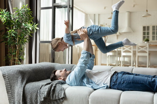 快乐的父亲和年幼的女儿玩耍图片下载