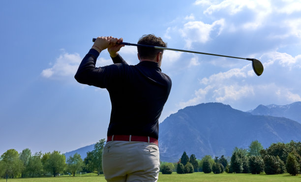 职业高尔夫球场上的高尔夫球手。用高尔夫球棒击球的高尔夫球手。图片下载