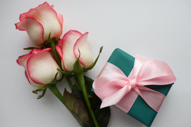 白色背景的粉色玫瑰花束和礼盒图片下载