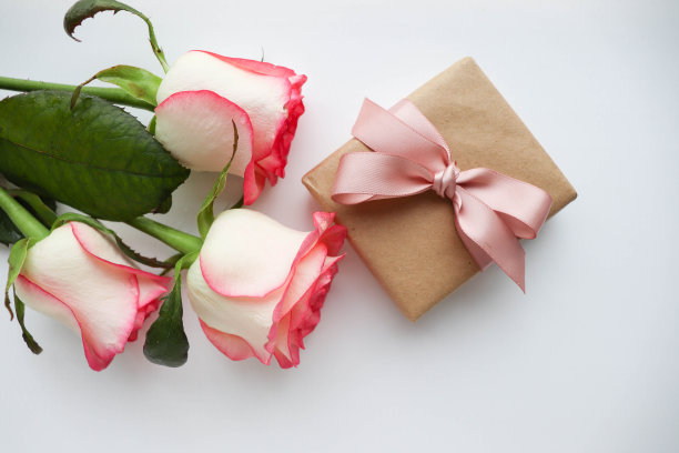 白色背景的粉色玫瑰花束和礼盒图片下载