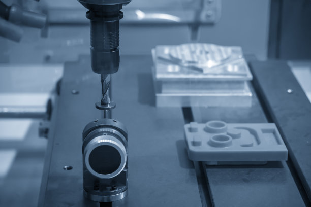 数控铣床上的刀具长度测量过程。图片下载