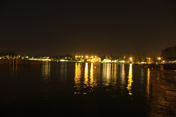 porec海滩上美丽的夜晚倒影图片下载