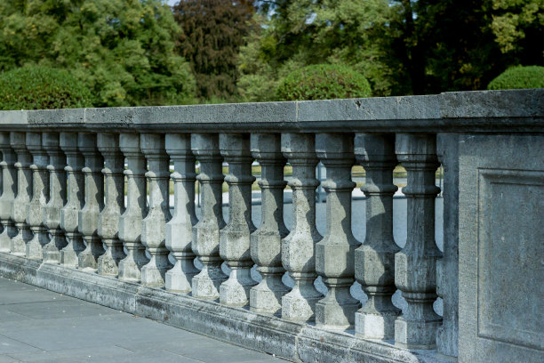 阳光照射下的石柱栏杆。图片下载