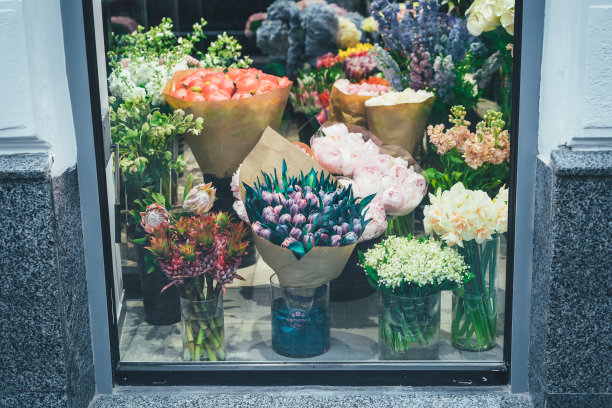摆满鲜花的橱窗。时尚的背景社交网络图片下载