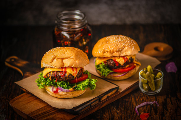 特写美味新鲜的自制牛肉汉堡图片下载