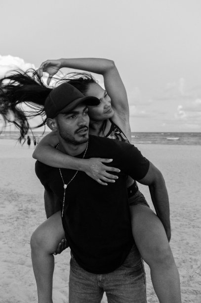 一个巴西年轻男女的肖像图片下载