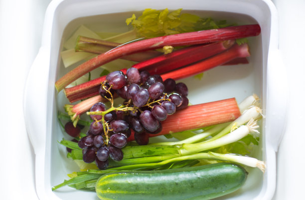 在水槽中清洗水果和蔬菜图片下载