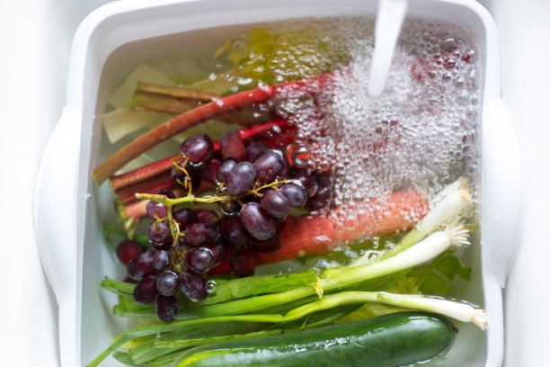 在水槽的水龙头下清洗水果和蔬菜图片下载