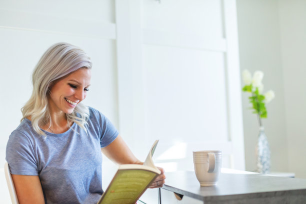 千禧女性在家庭办公室背景下阅读一本书照片系列图片下载