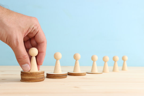 经营理念人的形象越过木块和桌子，人力资源和管理理念图片下载