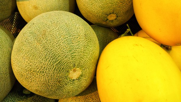 超市里陈列的亚洲本地瓜和哈密瓜图片下载
