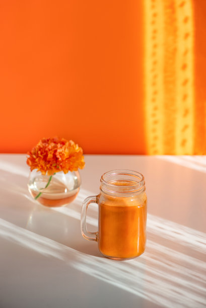 鲜榨胡萝卜汁，装在玻璃冰沙罐里图片下载