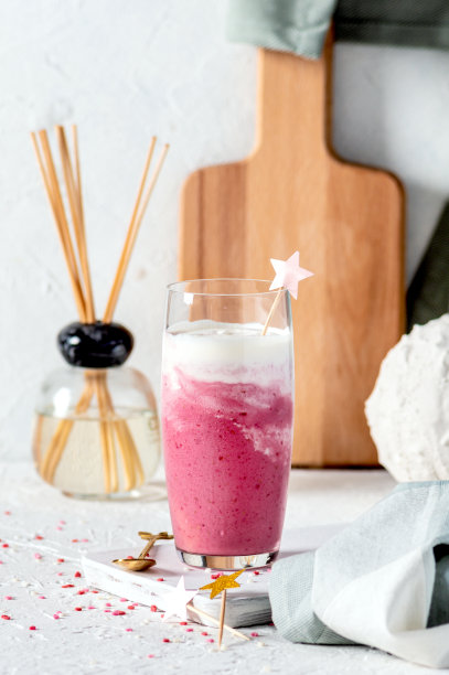 鲜嫩的覆盆子冰沙配奶油图片下载