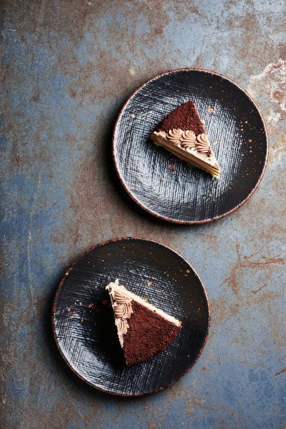 两块巧克力蛋糕。图片下载