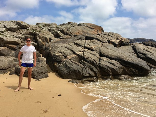 在Île d'Yeu France享受空旷的海滩。图片下载