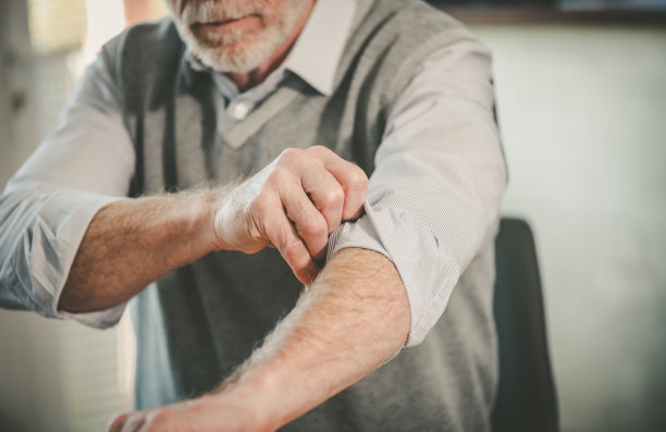 卷起袖子的商人图片下载