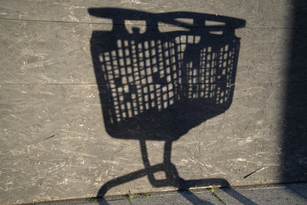 购物车的影子撞在墙上。美丽的背景视觉效果图片下载