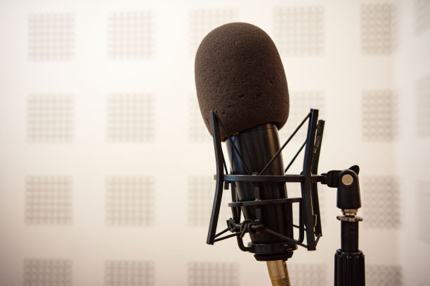 电台录音室或广播室麦克风，电台主持人工作场所，特写图片下载