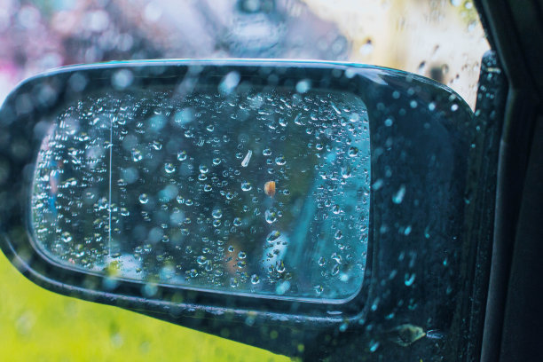 雨滴落在汽车镜子库存照片图片下载
