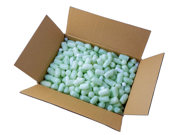 打开装着聚苯乙烯泡沫塑料的纸箱装运花生图片下载