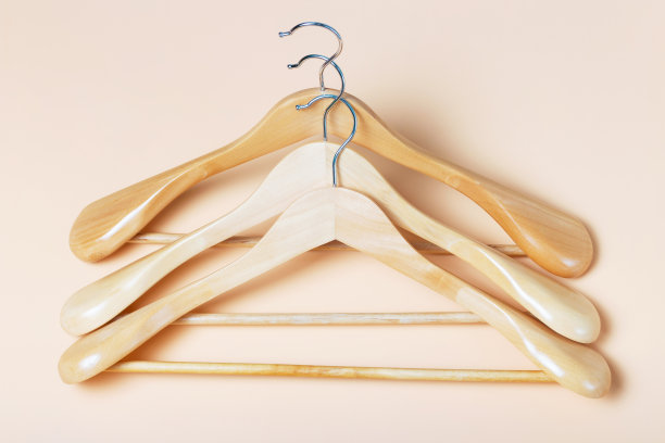 棕色背景上的空木衣架。图片下载
