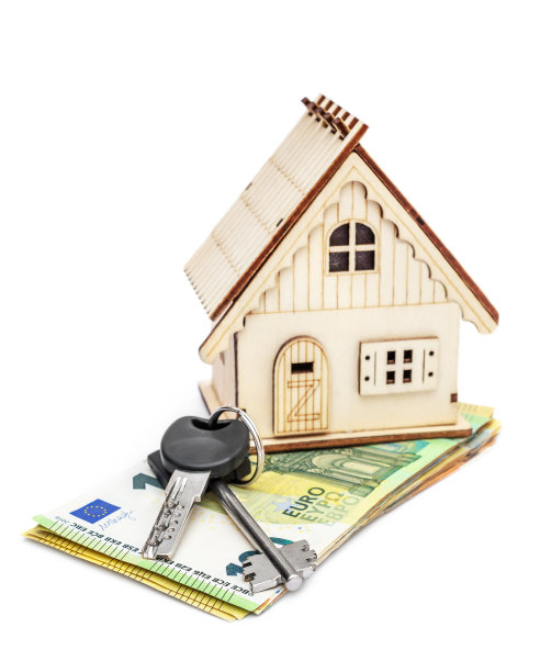 带钥匙和欧元钞票的房子模型。孤立在白色的。经营理念。图片下载