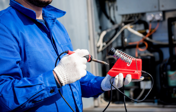 技术员用电子烙铁修理电子温度传感器图片下载