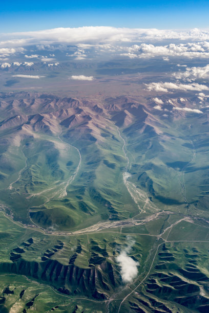 中国新疆乌鲁木齐的山脉、草原和道路的航拍照片图片下载