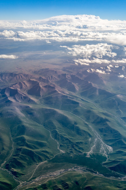 中国新疆乌鲁木齐的山脉、草原和道路的航拍照片图片下载