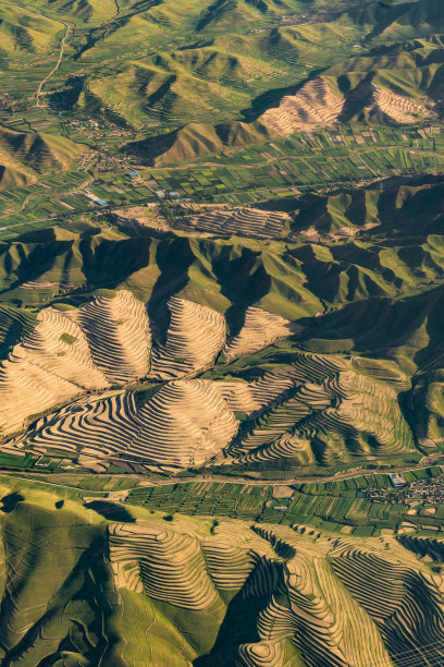 中国新疆乌鲁木齐的山脉、草原和道路的航拍照片图片下载