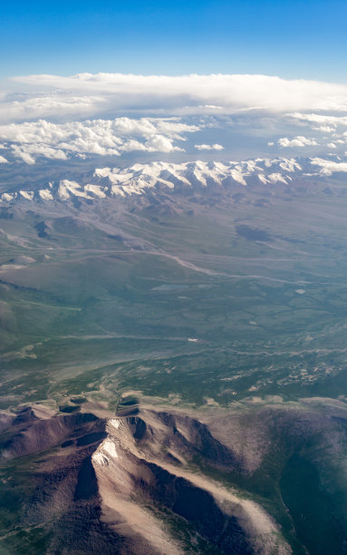 中国新疆乌鲁木齐的山脉、草原和道路的航拍照片图片下载