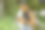 年轻女子很高兴当她检查智能手机，微笑和快乐的概念图片下载
