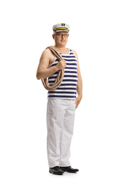 一个成熟的水手拉着一根绳子的全长肖像图片下载