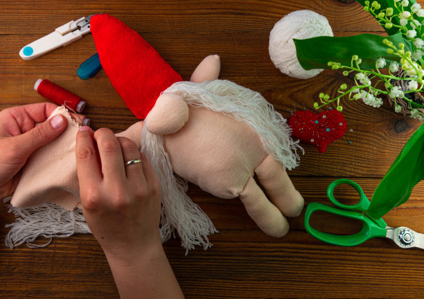 斯堪的纳维亚地精一步一步手工制作教程。自制面料瑞典圣诞装饰DIY图片下载