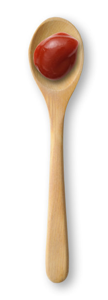 孤立的木勺在番茄酱上的白色背景图片下载